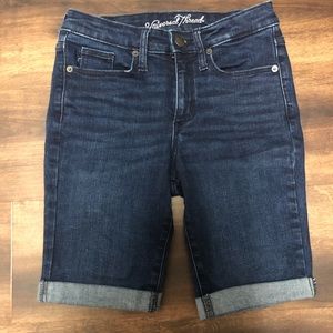 High rise Bermuda shorts. Universal thread. Dark wash. Size 0/25